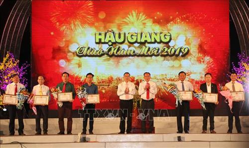 Các đơn vị, tổ chức có nhiều đóng góp trong công tác an sinh phúc lợi xã hội được tuyên dương. Ảnh: Duy Khương – TTXVN