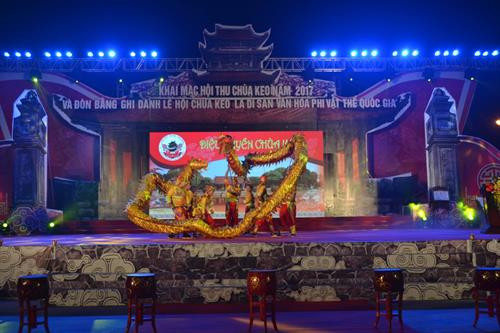 Tiết mục múa rồng tại lễ khai mạc. Ảnh: Thu Hoài – TTXVN