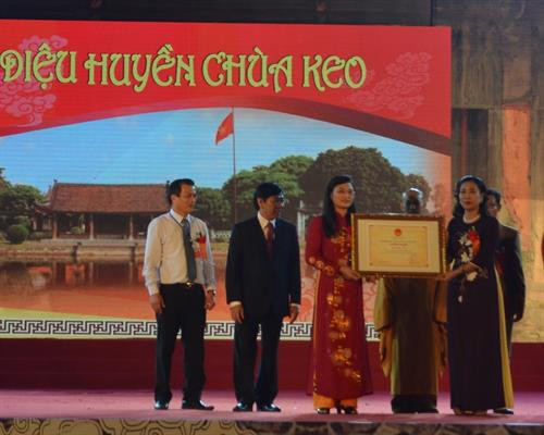 Đại diện Bộ Văn hóa, Thể thao và Du lịch trao bằng ghi danh lễ hội chùa Keo là Di sản Văn hóa phi vật thể Quốc gia. Ảnh: Thu Hoài – TTXVN