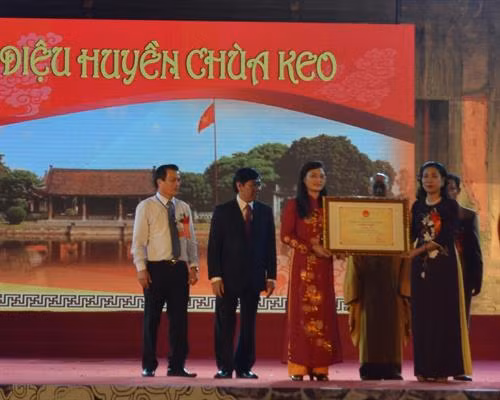 Đại diện Bộ Văn hóa, Thể thao và Du lịch trao bằng ghi danh lễ hội chùa Keo là Di sản Văn hóa phi vật thể Quốc gia. Ảnh: Thu Hoài – TTXVN