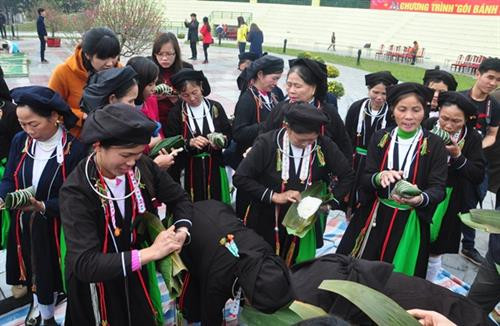 Các phụ nữ người Sán Dìu trổ tài gói bánh chưng ngày Tết Các phụ nữ người Sán Dìu trổ tài gói bánh chưng ngày Tết