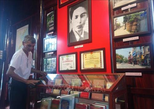 Các tài liệu, hiện vật bên trong nhà tưởng niệm Hoàng Đình Giong luôn được chăm sóc, bảo quản phục vụ khách thăm quan, nghiên cứu lịch sử. Ảnh: Quốc Đạt - TTXVN Các tài liệu, hiện vật bên trong nhà tưởng niệm Hoàng Đình Giong luôn được chăm sóc, bảo quản phục vụ khách thăm quan, nghiên cứu lịch sử. Ảnh: Quốc Đạt - TTXVN