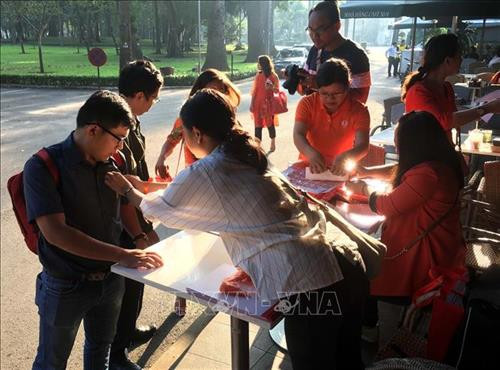 Đông đảo người dân Thành phố Hồ Chí Minh tham gia sự kiện "Bữa sáng Ruy băng trắng” và ra quân “Hành trình xe buýt màu cam an toàn”. Ảnh: Thanh Vũ-TTXVN Đông đảo người dân Thành phố Hồ Chí Minh tham gia sự kiện "Bữa sáng Ruy băng trắng” và ra quân “Hành trình xe buýt màu cam an toàn”. Ảnh: Thanh Vũ-TTXVN