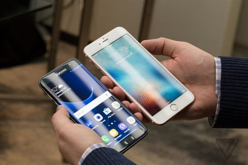 Galaxy S7 (trái) đọ dáng với iPhone 6s Plus. (Nguồn: The Verge) Galaxy S7 (trái) đọ dáng với iPhone 6s Plus. (Nguồn: The Verge)
