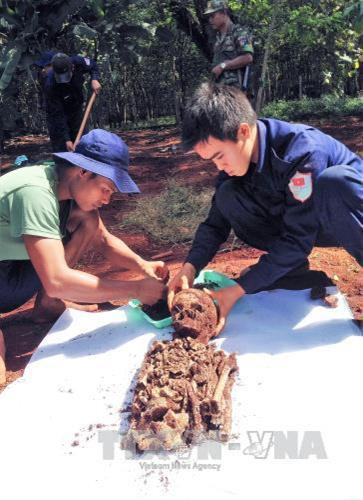 Chiến sỹ Đội tìm kiếm, cất bốc hài cốt liệt sỹ tỉnh Tây Ninh - Đội K71 vệ sinh, sắp xếp hài cốt liệt sỹ. Ảnh: TTXVN Chiến sỹ Đội tìm kiếm, cất bốc hài cốt liệt sỹ tỉnh Tây Ninh - Đội K71 vệ sinh, sắp xếp hài cốt liệt sỹ. Ảnh: TTXVN