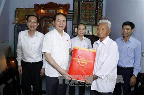 Chủ tịch nước Trần Đại Quang thăm, tặng quà cụ Nguyễn Văn Mạnh, 90 tuổi tại tổ 9, khu phố Giồng Ao, thị trấn Cần Thanh. Ảnh: Nhan Sáng - TTXVN. Chủ tịch nước Trần Đại Quang thăm, tặng quà cụ Nguyễn Văn Mạnh, 90 tuổi tại tổ 9, khu phố Giồng Ao, thị trấn Cần Thanh. Ảnh: Nhan Sáng - TTXVN.