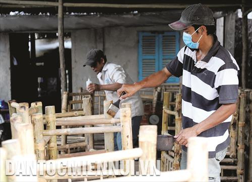 Làng nghề dệt chiếu Hàm Tân hiện có khoảng 400 hộ sinh sống bằng nghề dệt chiếu truyền thống, qua đó giải quyết việc làm cho hơn 1.000 lao động Làng nghề dệt chiếu Hàm Tân hiện có khoảng 400 hộ sinh sống bằng nghề dệt chiếu truyền thống, qua đó giải quyết việc làm cho hơn 1.000 lao động