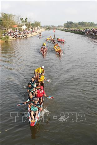 Tham gia lễ hội có 10 đội đua. Ảnh: Hoàng Cầu - TTXVN Tham gia lễ hội có 10 đội đua. Ảnh: Hoàng Cầu - TTXVN