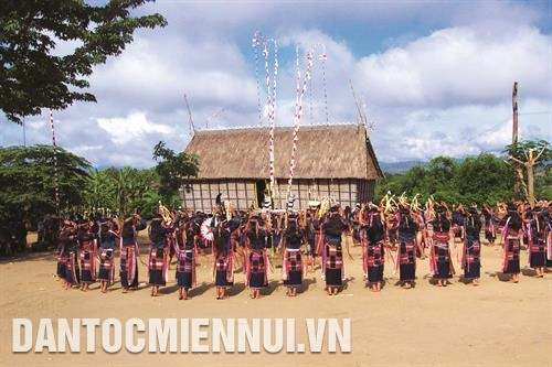 Các thiếu nữ Jrai, Bahnar trở nên duyên dáng hơn trong trang phục thổ cẩm truyền thống