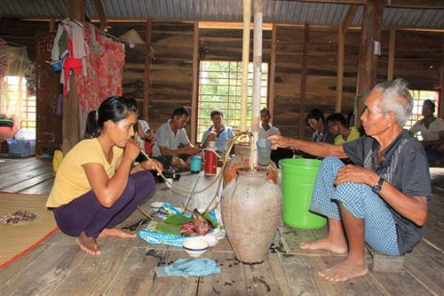 Sau khi tắm xả xui và làm lễ ngoài sông, tiếp tục làm lễ tổ tiên tại nhà Sau khi tắm xả xui và làm lễ ngoài sông, tiếp tục làm lễ tổ tiên tại nhà