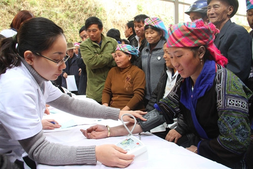 Các bác sĩ trẻ khám, cấp phát thuốc miễn phí cho người dân nghèo ngay tại buổi lễ. Ảnh: Trung Kiên - TTXVN