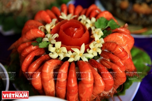 Khu rừng săng lẻ cổ thụ có diện tích hơn 70 ha, thuộc Vườn quốc gia Pù Mát.Thời điểm thích hợp để khám phá vẻ đẹp cánh rừng săng lẻ thường vào mùa Hè và mùa Thu. Hai nữ du khách Pháp biết đến Vườn quốc gia Pù Mát qua internetvà họ tự lên kế hoạch sang Việt Nam để khám phá vẻ đẹp núi rừng nơi đây. Thác Khe Kèm là điểm đến mà du khách không thể bỏ qua khi đến thăm Pù Mát. Theo thống kê của UBNDhuyện Con Cuông, trong năm 2016 có hơn 45.000 lượt du khách trong và ngoài nước đã ghé thăm nơi đây. Bia Ma Nhai (tên đầy đủ: Ma Nhai kỷ công bia văn) được khắc trực tiếp trên núi đá Thành Nam, xã Chi Khê,huyện Con Cuông (Nghệ An), ghi dấu chiến thắng quân Ai Lao của Thái thượng hoàng Trần Minh Tông (1300-1357).Văn bia này do Hoàng giáp Nguyễn Trung Ngạn (1289-1370) soạn thảo và cho khắc vào mùa Đông năm Ất Hợi (1335).Trải qua hơn 7 thế kỷ, những nét khắc trên núi đá vẫn trường tồn với thời gian. Du khách thích thú ghi lại hình ảnh nhũ đá có hình thù độc đáo bên cạnh bia Ma Nhai. Rừng nguyên sinh Pù Mát có hệ thực vật đa dạng, phong phú với gần 2.500 loài, thuộc 160 họ, trong đó có nhiều loài đặc hữu. Du khách đến thăm bản Xiềng (xã Môn Sơn, huyện Con Cuông) khám phá nghề dệt thổ cẩm của bà con dân tộc Thái. Du khách Brian Bean (Mỹ) thích thú tìm mua những sản phẩm thổ cẩm truyền thống của người Thái ở bản Xiềng. Những cô gái Thái ở bản Rạn (thị trấn Con Cuông) biểu diễn những điệu múa truyền thống phục vu du khách. Món tôm khe hấp là một trong những đặc sản nổi tiếng của sông Giăng. Món canh cá Mát sông Giăng ngon nổi tiếng ở vùng Con Cuông.