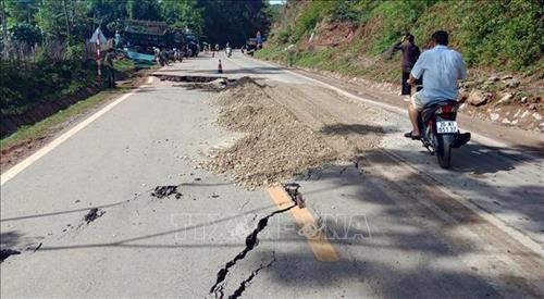 Tại km253+900 Quốc lộ 6 thuộc khu vực đèo Chiềng Đông (huyện Yên Châu) xuất hiện tình trạng lún, nứt nghiêm trọng. Vết nứt có chiều dài 25m, lún sâu khoảng 20cm so với nền mặt đường. Ảnh: TTXVN phát Tại km253+900 Quốc lộ 6 thuộc khu vực đèo Chiềng Đông (huyện Yên Châu) xuất hiện tình trạng lún, nứt nghiêm trọng. Vết nứt có chiều dài 25m, lún sâu khoảng 20cm so với nền mặt đường. Ảnh: TTXVN phát