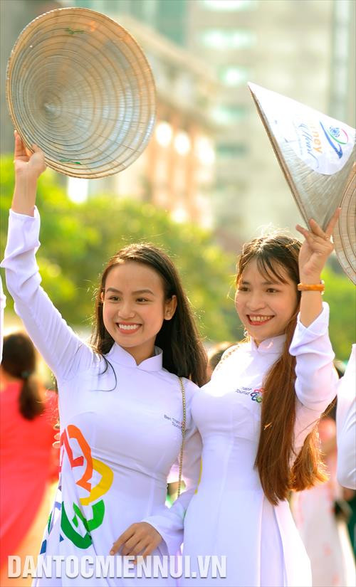 Các thiếu nữ duyên dáng, rạng rỡ trong trang phục áo dài truyền thống