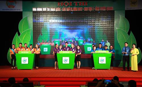 Phần thi “Cùng giải đáp” của các đội dự thi. Ảnh: Quang Cường – TTXVN. Phần thi “Cùng giải đáp” của các đội dự thi. Ảnh: Quang Cường – TTXVN.