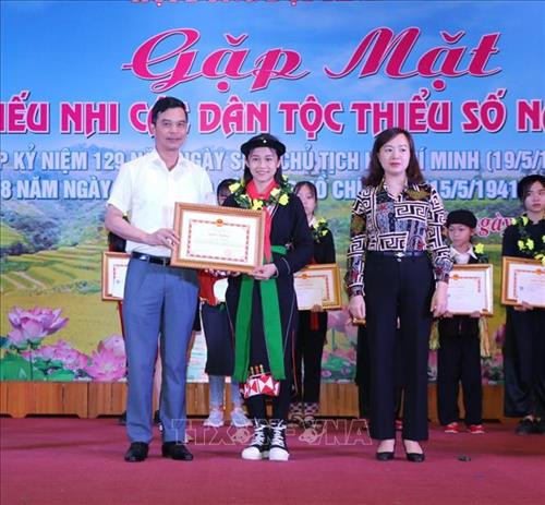 Ủy ban nhân dân tỉnh Yên Bái tặng Bằng khen cho các em thiếu nhi dân tộc thiểu số có thành tích vượt khó, vươn lên trong học tập. Ảnh: Đinh Thùy-TTXVN Ủy ban nhân dân tỉnh Yên Bái tặng Bằng khen cho các em thiếu nhi dân tộc thiểu số có thành tích vượt khó, vươn lên trong học tập. Ảnh: Đinh Thùy-TTXVN