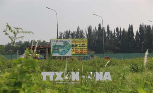 Trung tâm mối giới nhà đất "mọc lên" ngay giữa đất nền dự án bỏ hoang tại quận 9, Thành phố Hồ Chí Minh Ảnh: Trần Xuân Tình – TTXVN Trung tâm mối giới nhà đất "mọc lên" ngay giữa đất nền dự án bỏ hoang tại quận 9, Thành phố Hồ Chí Minh Ảnh: Trần Xuân Tình – TTXVN