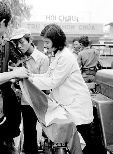 Bức ảnh chụp cô Vĩnh An, ngày Đà Nẵng giải phóng, cách đây 45 năm. Ảnh: Đinh Quang Thành – TTXVN Bức ảnh chụp cô Vĩnh An, ngày Đà Nẵng giải phóng, cách đây 45 năm. Ảnh: Đinh Quang Thành – TTXVN