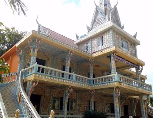 Chùa được ốp từ hàng ngàn mảnh bát, đĩa sứ. Ảnh: internet