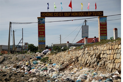 Cổng vào xã Phước Diêm, huyện Thuận Nam toàn rác thải. Cổng vào xã Phước Diêm, huyện Thuận Nam toàn rác thải.