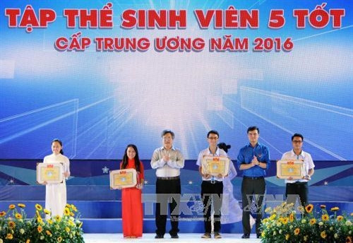 Trao bằng khen và biểu trưng cho các tập thể đạt danh hiệu “Tập thể Sinh viên 5 tốt” cấp Trung ương năm 2016 tại buổi lễ. Ảnh: An Hiếu – TTXVN