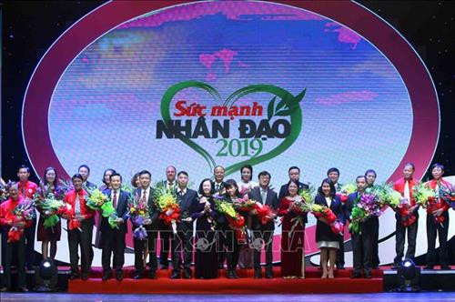 Đại diện các nhà tài trợ, nhà hảo tâm... nhận kỷ niệm chương của chương trình. Ảnh: Thanh Tùng-TTXVN Đại diện các nhà tài trợ, nhà hảo tâm... nhận kỷ niệm chương của chương trình. Ảnh: Thanh Tùng-TTXVN