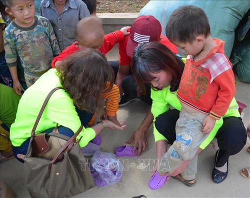 Đoàn từ thiện mang giày cho em nhỏ trường mầm non Huổi Mí. Ảnh: Văn Dũng - TTXVN Đoàn từ thiện mang giày cho em nhỏ trường mầm non Huổi Mí. Ảnh: Văn Dũng - TTXVN