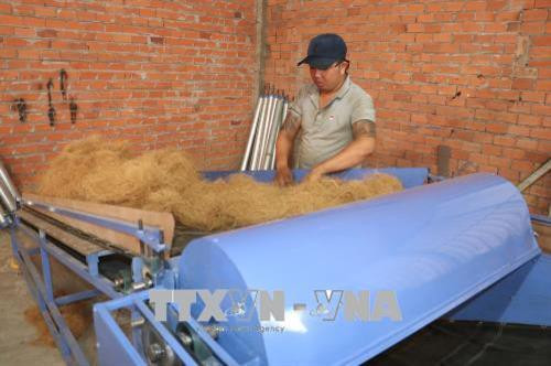 Nhiều thanh niên được đào tạo thành thợ từ xưởng của anh Nguyễn Văn Liêm. Ảnh: Huỳnh Phúc Hậu - TTXVN Nhiều thanh niên được đào tạo thành thợ từ xưởng của anh Nguyễn Văn Liêm. Ảnh: Huỳnh Phúc Hậu - TTXVN