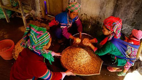 Nhà trai mổ lợn, chuẩn bị mang 100kg thịt đến nhà gái - Ảnh: Ngọc Bằng Bên nhà trai chuẩn bị cơm nước - Ảnh: Ngọc Bằng Nhà trai đưa đồ lễ gồm 6 người mang rượu thịt để nhà gái tổ chức lễ cưới mời anh em họ hàng trong làng tới dự đám cưới - Ảnh: Ngọc Bằng Phong tục té nước của nhà gái vào đoàn nhà trai với mong muốn hai vợ chồng hạnh phúc - Ảnh: Ngọc Bằng Nhà trai bàn giao rượu và thịt lợn cho nhà gái - Ảnh: Ngọc Bằng Ngày thứ hai, đoàn nhà trai mang lễ vật đến và dự cưới bên nhà gái - Ảnh: Ngọc Bằng Đoàn nhà gái té nước làm lễ cho nhà trai - Ảnh: Ngọc Bằng Họ hàng ăn uống vui vẻ - Ảnh: Ngọc Bằng Giao lễ vật - Ảnh: Ngọc Bằng Thầy cúng làm lễ - Ảnh: Ngọc Bằng Chuẩn bị trang phục cho cô dâu - Ảnh: Ngọc Bằng Cô dâu được bế lên ngựa để về nhà trai - Ảnh: Ngọc Bằng Chú rể quỳ làm lễ khi hai vợ chồng về nhà trai - Ảnh: Ngọc Bằng Chú rể cởi khăn bịt mặt cho cô dâu - Ảnh: Ngọc Bằng Đám cưới tổ chức tại nhà trai rất vui vẻ - Ảnh: Ngọc Bằng