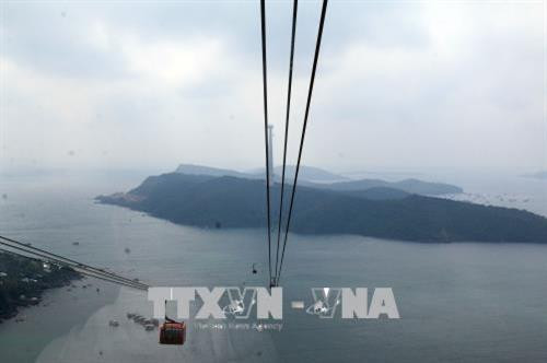 Du khách ngắm toàn cảnh Hòn Thơm khi đi cáp treo. Ảnh: Lê Sen – TTXVN Du khách ngắm toàn cảnh Hòn Thơm khi đi cáp treo. Ảnh: Lê Sen – TTXVN
