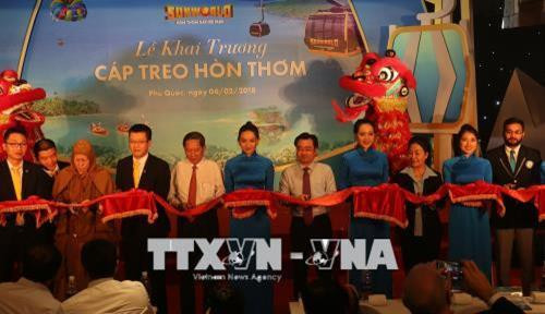 Nghi lễ cắt băng khai trương cáp treo. Ảnh: Lê Sen – TTXVN Nghi lễ cắt băng khai trương cáp treo. Ảnh: Lê Sen – TTXVN