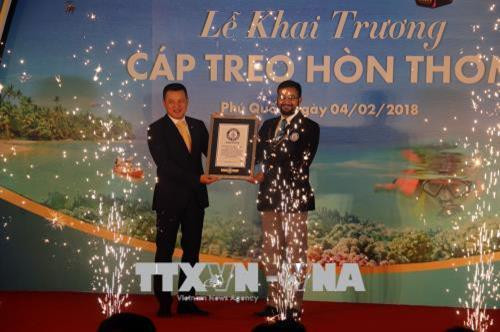 Ông Dangarikar Swapnil Mahesh, đại diện tổ chức kỷ lục Guiness thế giới trao chứng nhận cáp treo dài nhất thế giới. Ảnh: Lê Sen – TTXVN Ông Dangarikar Swapnil Mahesh, đại diện tổ chức kỷ lục Guiness thế giới trao chứng nhận cáp treo dài nhất thế giới. Ảnh: Lê Sen – TTXVN