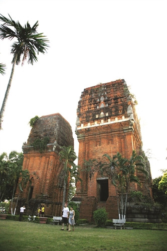 Tháp Đôi là một công trình kiến trúc độc đáo, mang đậm dấu tích văn hóa Chăm còn lại khá nguyên vẹn trên đất Quy Nhơn Tháp Đôi là một công trình kiến trúc độc đáo, mang đậm dấu tích văn hóa Chăm còn lại khá nguyên vẹn trên đất Quy Nhơn