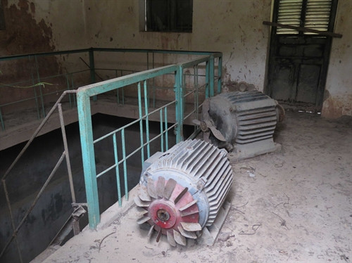 Hệ thống máy bơm hư hỏng nằm lăn lóc trong trạm bơm. Hệ thống máy bơm hư hỏng nằm lăn lóc trong trạm bơm.