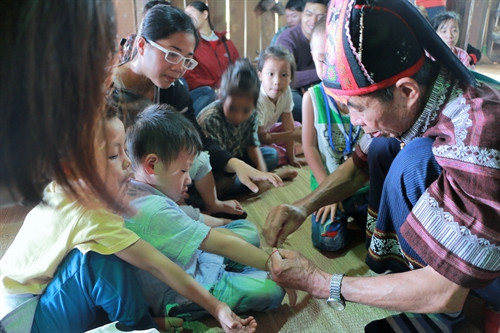 Nghi thức buộc chỉ cổ tay cho trẻ nhỏ.