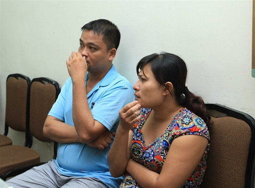 Ðối tượng Quách Ngân Giang và vợ là Trần Thị Thanh Hoa tại cơ quan công an. Ảnh: Doãn Tấn – TTXVN