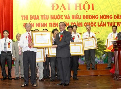 Thường trực Ban Bí thư Lê Hồng Anh trao Huân chương Lao động cho các cá nhân có thành tích xuất sắc trong phong trào thi đua yêu nước của Hội Nông dân Việt Nam.