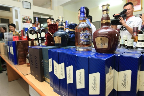 Tang vật gồm hơn 300 trăm chai rượu giả các loại tại cơ quan công an. Ảnh: Doãn Tấn – TTXVN