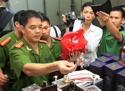 Tem làm rượu giả của các đối tượng bị PC46 thu giữ. Ảnh: Doãn Tấn - TTXVN