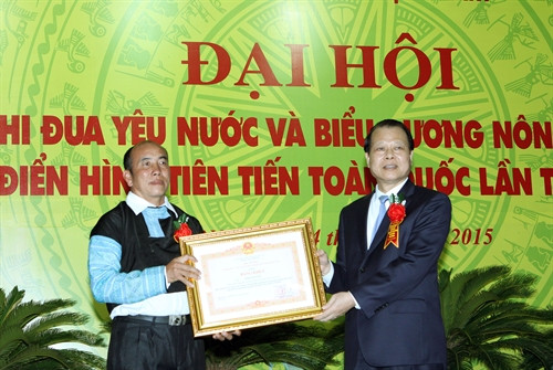 Phó Thủ tướng Vũ Văn Ninh trao tặng Bằng khen của Thủ tướng Chính phủ cho nông dân tiêu biểu. Ảnh: Nguyễn Dân – TTXVN