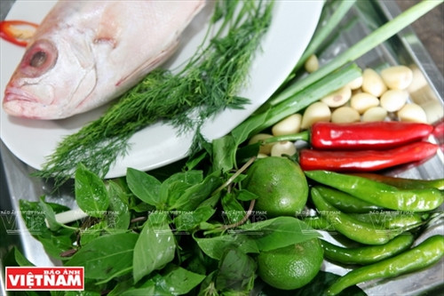 Các gia vị để làm nên món cá Bã trầu nướng là ớt xanh, ớt đỏ, tỏi…