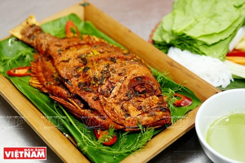 Thành phẩm món cá Bã trầu nướng ớt xanh.