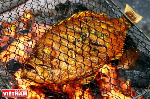 Cá sau khi tẩm ướp được đặt lên vỉ, nướng chín vàng 2 mặt.