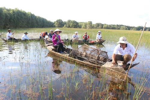 Du khách trải nghiệm làm nông dân đánh bắt cá đồng bằng xuồng