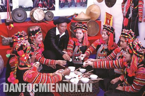 Trong bộ trang phục truyền thống, người Hà Nhì ở Lai Châu giới thiệu nét sinh hoạt văn hóa ẩm thực của dân tộc mình