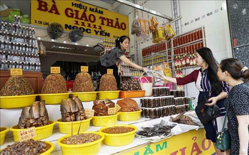 Chợ Châu Đốc với các đặc sản nổi tiếng luôn nhận được sự quan tâm của du khách khi đến Châu Đốc. Ảnh: Công Mạo-TTXVN Chợ Châu Đốc với các đặc sản nổi tiếng luôn nhận được sự quan tâm của du khách khi đến Châu Đốc. Ảnh: Công Mạo-TTXVN