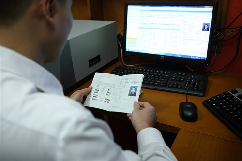 Giấy phép lái xe quốc tế là một quyển sổ có kích thước A6 (148cm x 105cm) có ký hiệu bảo mật, bìa màu xám. Các trang sau là phần khai về người lái và phân hạng xe bằng các thứ tiếng Nga, Pháp, Tây Ban Nha. Giấy phép lái xe quốc tế là một quyển sổ có kích thước A6 (148cm x 105cm) có ký hiệu bảo mật, bìa màu xám. Các trang sau là phần khai về người lái và phân hạng xe bằng các thứ tiếng Nga, Pháp, Tây Ban Nha.