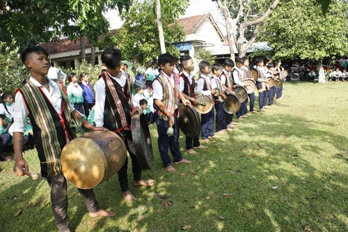 Học sinh Trường Trung học cơ sở Trần Khánh Dư luyện tập cồng chiêng sau tiết chào cờ đầu tuần. Ảnh: Hồng Điệp – TTXVN Học sinh Trường Trung học cơ sở Trần Khánh Dư luyện tập cồng chiêng sau tiết chào cờ đầu tuần. Ảnh: Hồng Điệp – TTXVN