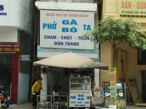 Để tận dụng hết công năng của những căn nhà này, các hộ đã thi nhau mở quán bán hàng, kinh doanh lấn chiếm vỉa hè, khiến tuyến phố văn minh Thanh Nhàn càng trở nên nhếch nhác. Ảnh: Văn Thắng - TTXVN