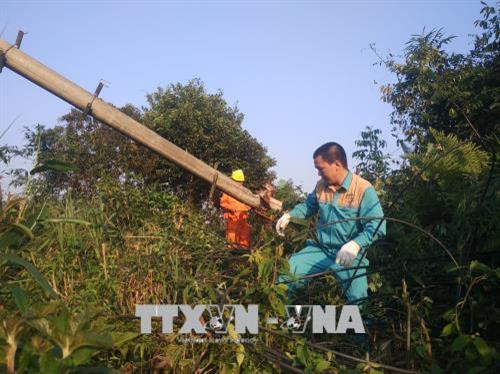 Lực lượng công nhân Công ty Điện lực tỉnh Điện Biên nỗ lực khắc phục sự cố trong chiều ngày 3/4. Ảnh: Xuân Tiến-TTXVN